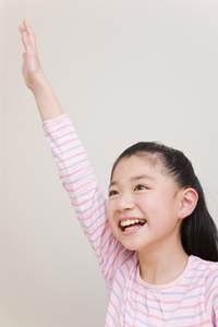 印西市の学習塾|東京進学ゼミナール 小学生公立コース、授業中に挙手をする女子児童
